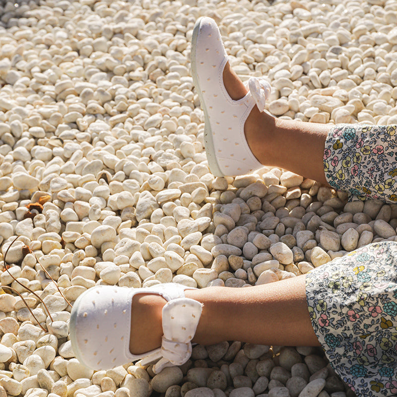 Merceditas Childrenchic® con lazo de lunares suizos para niña